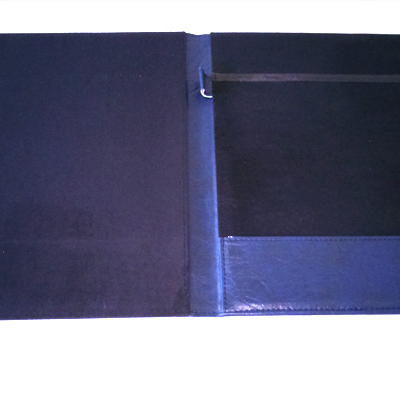 Отворена тъмносиня папка от кожа с вътрешни джобове от дясната страна и държач за химикал на гръбчето.